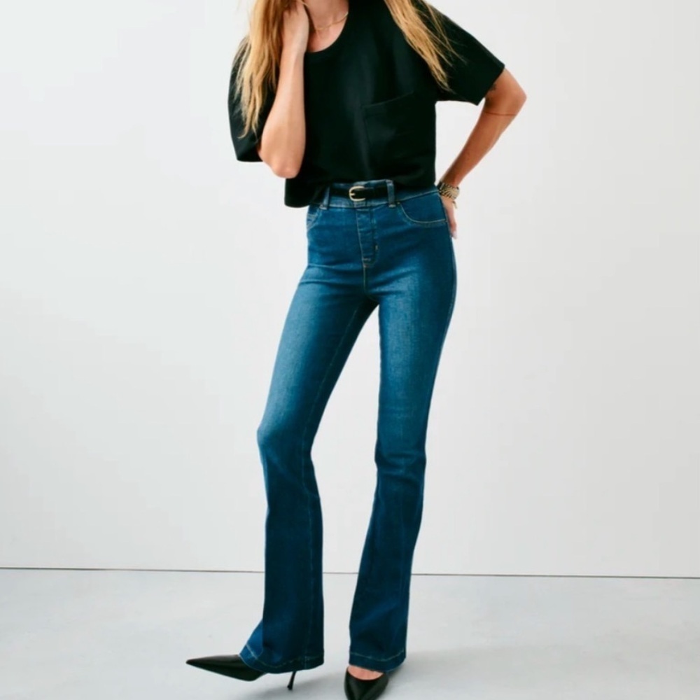 SPANX Shape EveryWear Flare Jeans In Blue Rear Pockets Stretchy Shaping SZ M